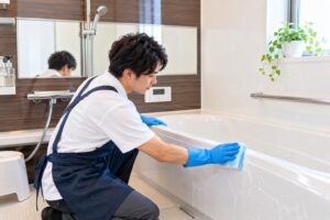 浴室・浴槽のクリーニング作業